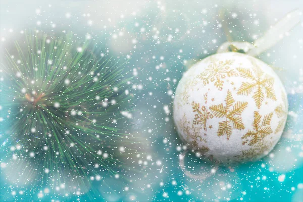 Λαμπερή Λευκή Μπάλα Και Ασημί Χάντρες Ένα Closeup Του Χριστουγεννιάτικου — Φωτογραφία Αρχείου