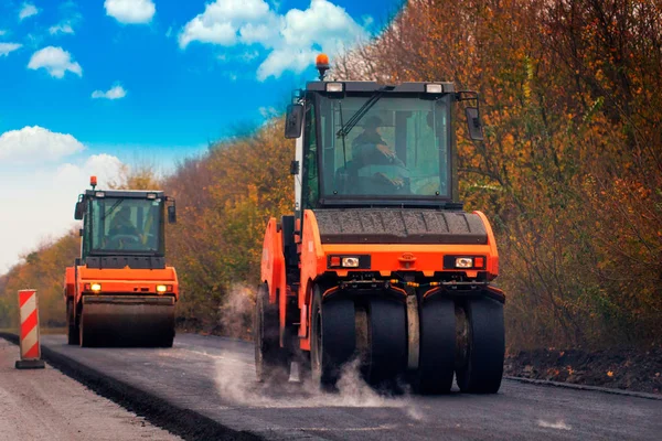 Желтый Тяжелый Виброролик Асфальтобетонных Заводах Ремонт Дорог Городе Дорожные Строители — стоковое фото