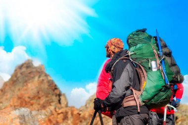 Turist suuny gününde büyük sırt çantası ile hiking.