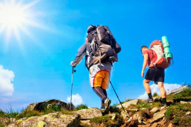 Turist suuny gününde büyük sırt çantası ile hiking.