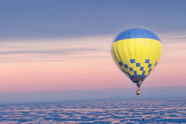 Niebieski Żółty Balon Latające Nad Zamrożone Jezioro Zachód Słońca Zima — Zdjęcie stockowe