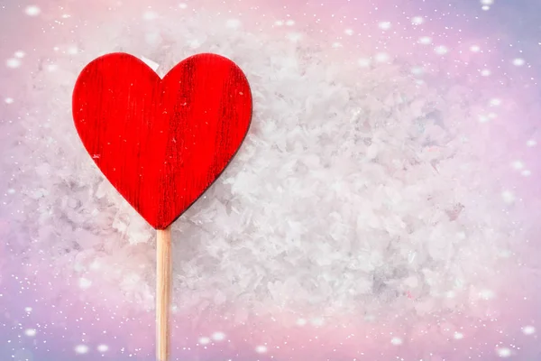 赤愛の心。バレンタイン背景。グリーティング カード。木と雪の背景にハートマーク. — ストック写真