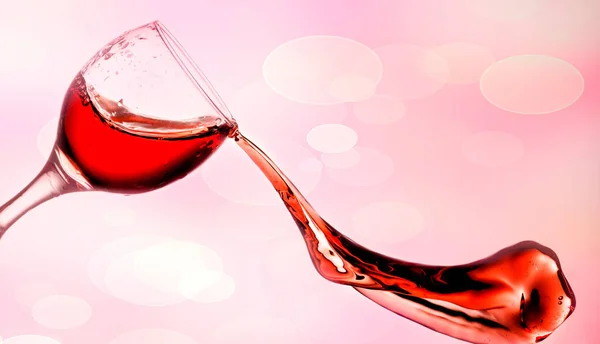 Flux de vin coulant dans un verre gros plan, vin, éclaboussures, éclaboussures , — Photo