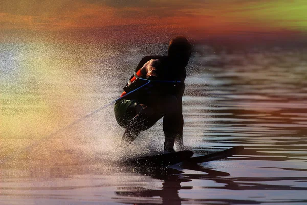 Wasserskifahrer Silhouette Mit Glühender Gischt — Stockfoto