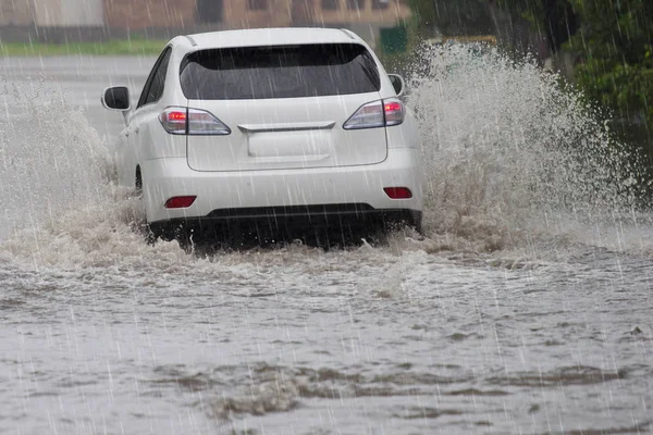 Водіння Автомобіля Мокрій Вулиці Розбризкування Води Залитій Водою Дорозі Дощ — стокове фото