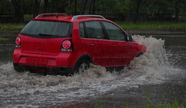 Водіння Автомобіля Мокрій Вулиці Розбризкування Води Залитій Водою Дорозі Дощ — стокове фото