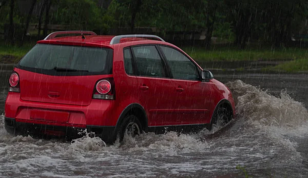 Carros Uma Estrada Cidade Inundada Dia Chuva — Fotografia de Stock