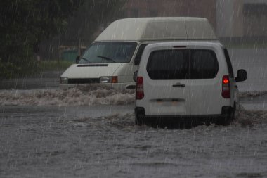 Yağmur gün sular altında şehir Road'da araçlarda.