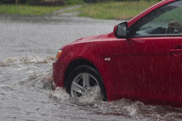 Passeios Carro Forte Chuva Uma Estrada Inundada — Fotografia de Stock