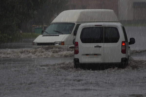 Автомобілі Затопленій Міській Дорозі День Дощу — стокове фото