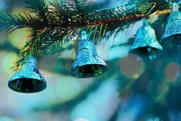 Campanelli Blu Decorazione Natalizia Appeso Sull Albero Nevoso — Foto Stock