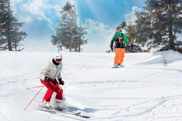 Grupo Amigos Felices Snowboarders Esquiadores Estación Esquí Vacaciones Invierno —  Fotos de Stock