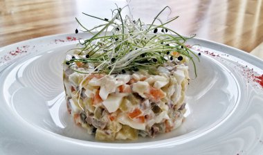 Geleneksel Rus Noel salatası 