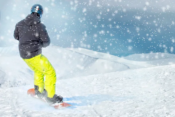 Freeride Snowboardzista Rolki Pokryte Śniegiem Zbocza Pozostawiając Śnieg Proszku Miejsca — Zdjęcie stockowe