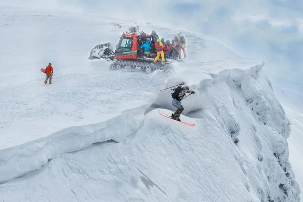Freeriders의 그룹은 Snowmobile에 꼭대기에 점프는 절벽에서 — 스톡 사진
