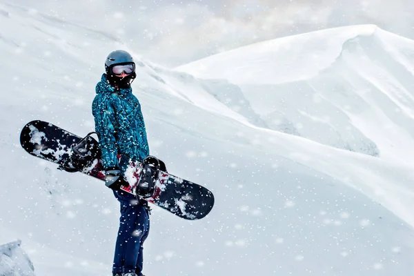 Freeride Snowboarder Mantendo Sua Única Mão Snowboard Fundo Incrivelmente Inverno — Fotografia de Stock