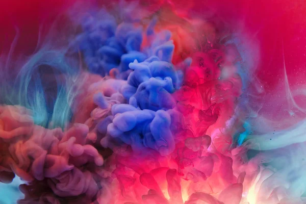 toz duman küçük bit ile büyük bir bulutu oluşturan havaya atılan farklı renklerde.