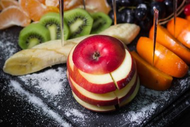 Çeşitli taze olgunlaşmış meyve. Sağlıklı gıda kavramı arka plan. Apple odak.