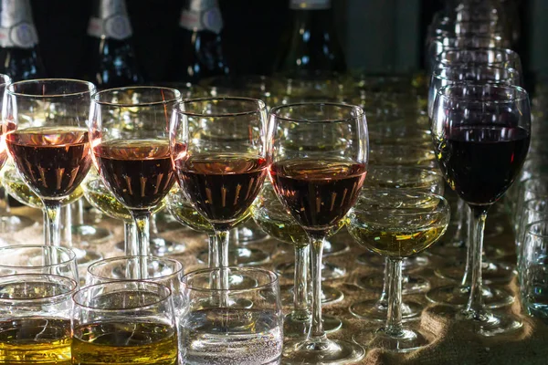 Molti Bicchieri Vino Diverso Fila Sul Bancone Del Bar — Foto Stock