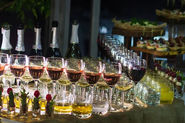 Nombreux Verres Vin Différents Dans Une Rangée Sur Comptoir Bar — Photo