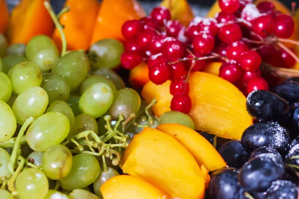 Frutos Crudos Bandeja Bayas Mango Naranjas Fresas Kiwi Uvas Pomelo — Foto de Stock