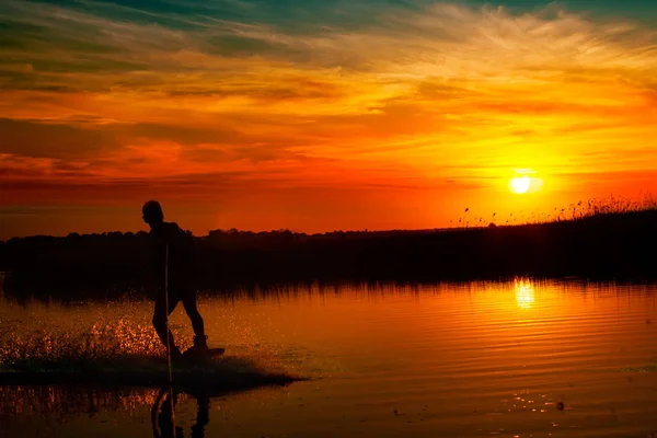 Wakeboarder Macht Tricks Bei Sonnenuntergang — Stockfoto