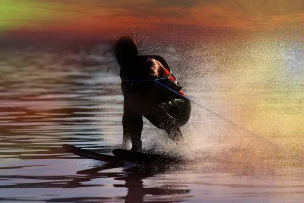 Wasserskifahrer Silhouette Mit Glühender Gischt — Stockfoto