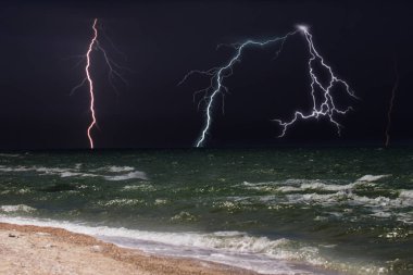 Denize bir fırtına yıldırım