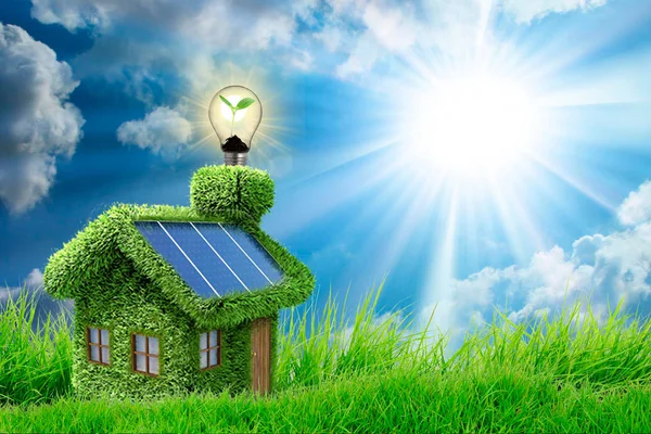 Casa Verde Con Pannelli Solari — Foto Stock