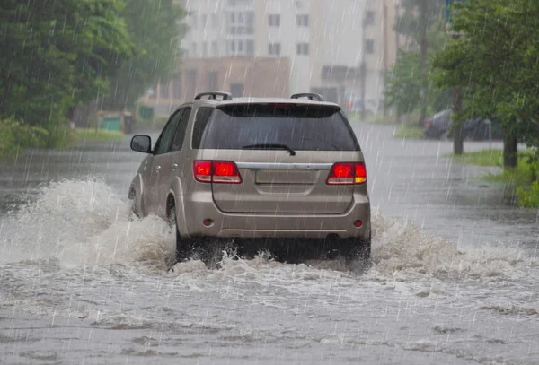 Автомобіль Їде Під Сильним Дощем Затопленій Дорозі — стокове фото
