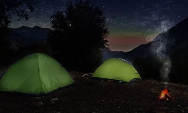 夜のビバーク山脈 アルプスの峠の夜空 赤い照明のテントの下で Milion つ星ホテル — ストック写真