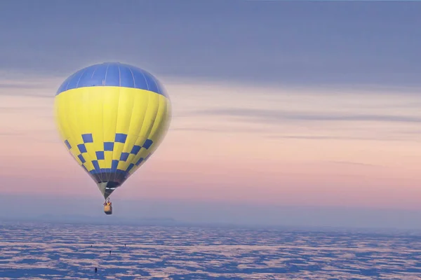 Albastru Galben Balon Aer Cald Care Zboară Deasupra Apusului Soare — Fotografie, imagine de stoc