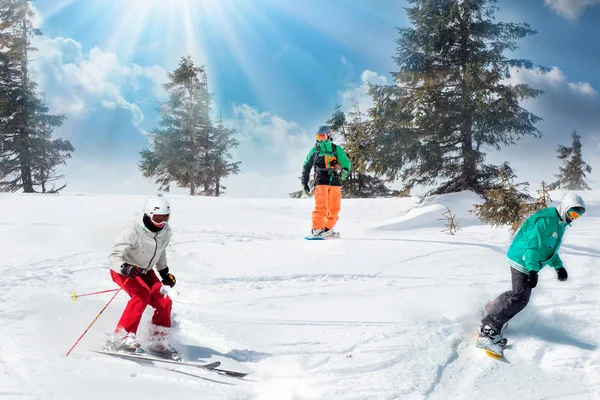 Gruppe Von Glücklichen Freunden Snowboarder Und Skifahrer Die Auf Der — Stockfoto