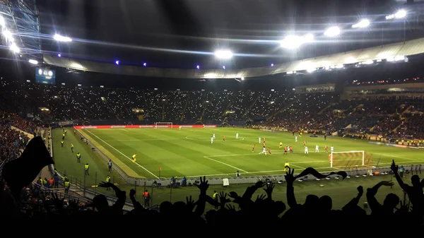 Futbol, futbol hayranları onların takım destek ve kutlamak amacı, skor, zafer. tam Stadyumu.