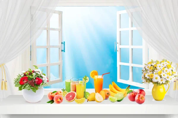 Zumos Frutas Frescas Sobre Mesa Madera Sobre Fondo Ventana — Foto de Stock