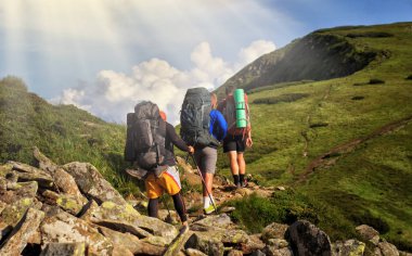 yürüyüşçüler Kafkas Dağları'nda izinde. Kazbek Dağı trek