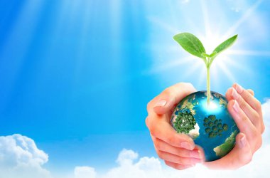 Yeşil yaprak üzerinde doğaya karşı el ele tutuşan ampul yenilenebilir ve sürdürülebilir enerji kaynakları ile birlikte. Ekoloji konsepti. Bu görüntünün elementleri NASA tarafından desteklenmektedir.