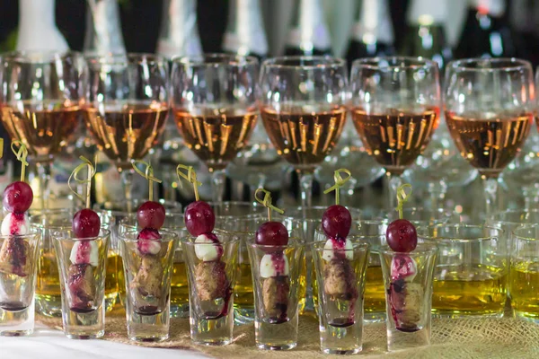 Molti Bicchieri Vino Diverso Fila Sul Bancone Del Bar — Foto Stock
