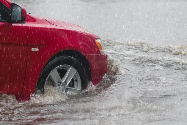 Затоплена Вода Люди Йдуть Під Дощем Затопленій Дорозі — стокове фото