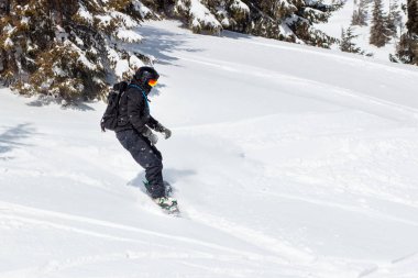 Alp Dağları'nda yamaç aşağı koşma snowboard genç adam. Kış spor ve eğlence, eğlence açık hava etkinlikleri.