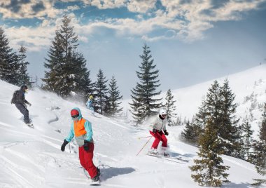 Bir grup arkadaş Sheregesh tatil köyündeki dağın tepesinde eğleniyor.,