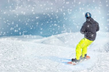 Freeride snowboard kar toz bırakarak bir karla kaplı yamaç rulo. metin için yer.