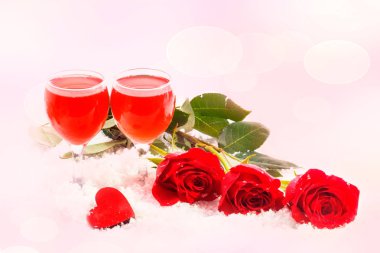 Romantik natürmort, kırmızı gül Beyaz ahşap zemin üzerinde. Sevgililer günü kavramı. Yumuşak odak