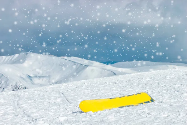 Twee Snowboard Staande Sneeuw Tegen Achtergrond Van Prachtige Besneeuwde Bergen — Stockfoto