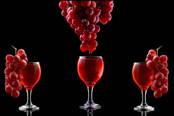 イタリア赤ワインの試飲やワインの文化 ワイングラスと黒い背景にブドウ テキスト メニューのためのスペース — ストック写真