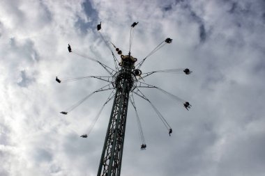 insanlar ile yüksek atlıkarınca cazibe