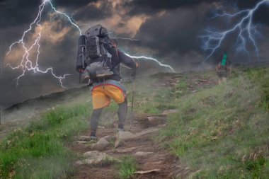 Aydınlatma flaş Dağları'nda fırtına. Turist görünmez ve hamle hedefe, sadece ileri dön.