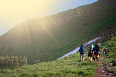 Kafkas Dağları'nda izinde yürüyüşçü.