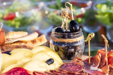 Zeytin, peynir ve domuz pastırması ile fileto kavanozda