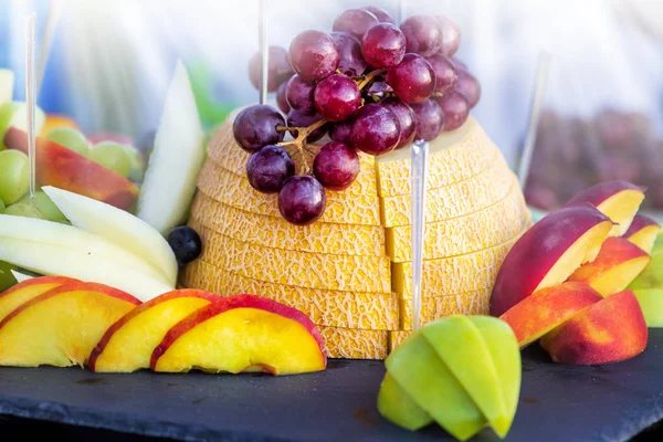 Surtido Frutas Exóticas Mesa Negra Día Soleado — Foto de Stock